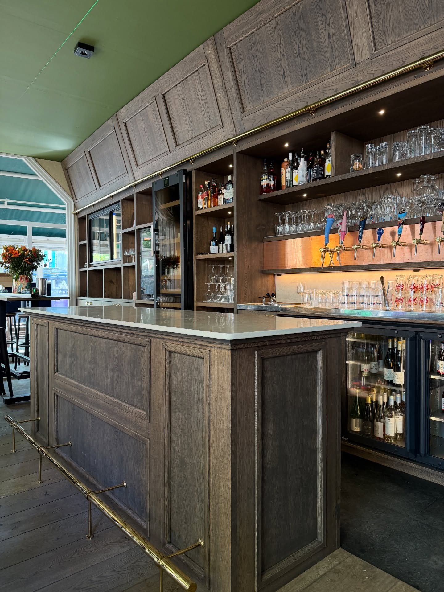 Donkerhouten maatwerkbar met messing details